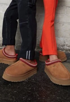 Ugg Tazz Unisex - Pantoffels - Chestnut 12 Ugg Tazz Unisex - Pantoffels - Chestnut -Ugg 28b7e38c57f847a39738ecef721c6c6c
