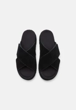 Ugg GoldenstarCross Slide - Muiltjes - Black 11 Ugg GoldenstarCross Slide - Muiltjes - Black -Ugg 29d0c2f24b7846348408bd2846e3834f