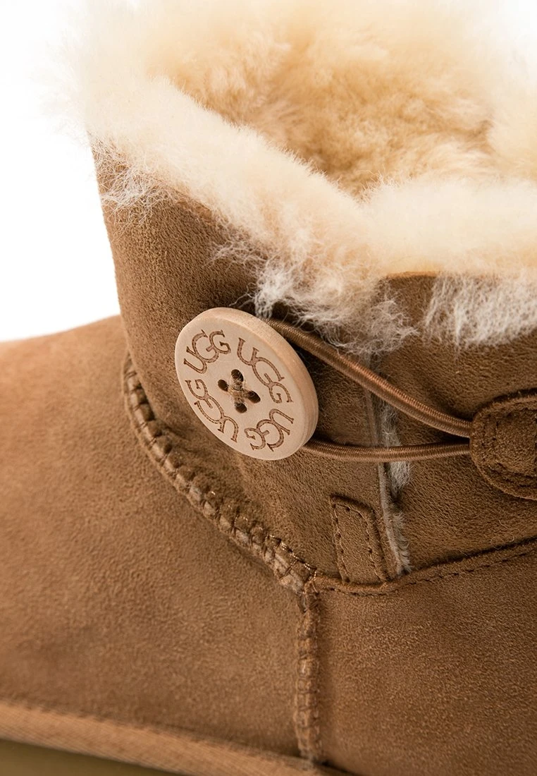 Ugg Mini Bailey Button - Korte Laarzen - Chestnut 5 Ugg Mini Bailey Button - Korte Laarzen - Chestnut - Afbeelding 3