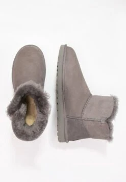 Ugg Mini Bailey Button - Korte Laarzen - Grey 9 Ugg Mini Bailey Button - Korte Laarzen - Grey -Ugg 5d0ca54d73a04a28b1fee5eae936b771