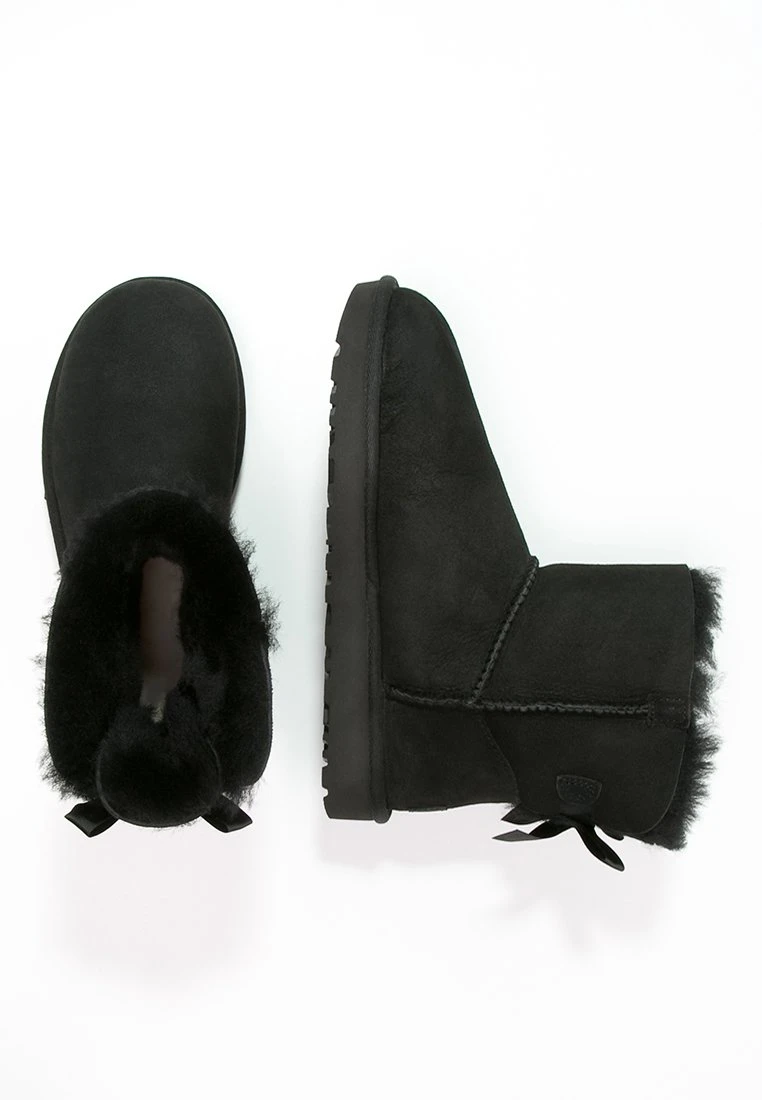 Ugg Mini Bailey Bow - Korte Laarzen - Black 5 Ugg Mini Bailey Bow - Korte Laarzen - Black - Afbeelding 3