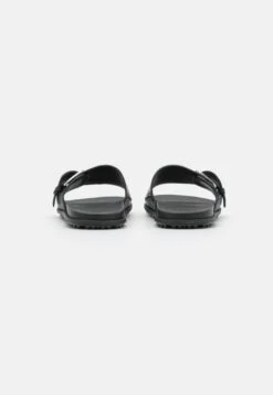 Ugg Solivan Buckle Slide - Muiltjes - Black 11 Ugg Solivan Buckle Slide - Muiltjes - Black -Ugg 72feddb8bcca43f79cc98d6c83f907eb