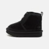 Ugg Accessible Neumel Ez-Fit Unisex - Korte Laarzen - Black 2 Ugg Accessible Neumel Ez-Fit Unisex - Korte Laarzen - Black -Ugg 986d40f6005c463ab17526fb4348991b