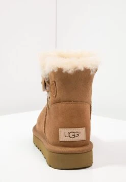 Ugg Mini Bailey Button - Korte Laarzen - Chestnut 13 Ugg Mini Bailey Button - Korte Laarzen - Chestnut -Ugg a2afc014ef7745bab8b540e55bc20f3e