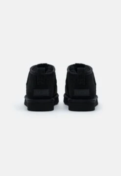 Ugg Classic Ultra - Korte Laarzen - Black 15 Ugg Classic Ultra - Korte Laarzen - Black -Ugg acb0fe88e2f84e93ab4d7cb245bf4b1c