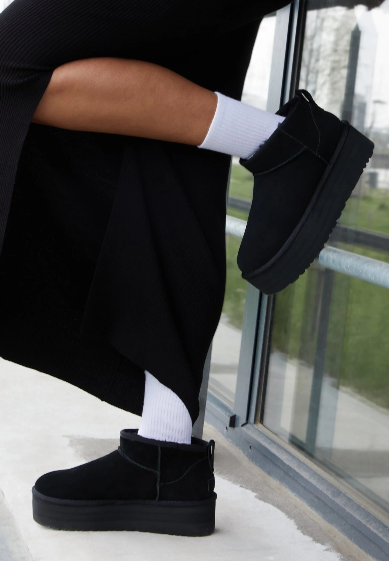 Ugg Classic Ultra Mini Platform - Enkellaarsjes Met Plateauzool - Black 4 Ugg Classic Ultra Mini Platform - Enkellaarsjes Met Plateauzool - Black - Afbeelding 2