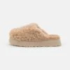 Ugg Maxi Curly Platform - Pantoffels - Sand 1 Ugg Maxi Curly Platform - Pantoffels - Sand -Ugg b1a292b4787d42c79f089cde72b8380f