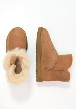 Ugg Mini Bailey Button - Korte Laarzen - Chestnut 14 Ugg Mini Bailey Button - Korte Laarzen - Chestnut -Ugg b469df1e0cd94bf0bc2b267e00f03084