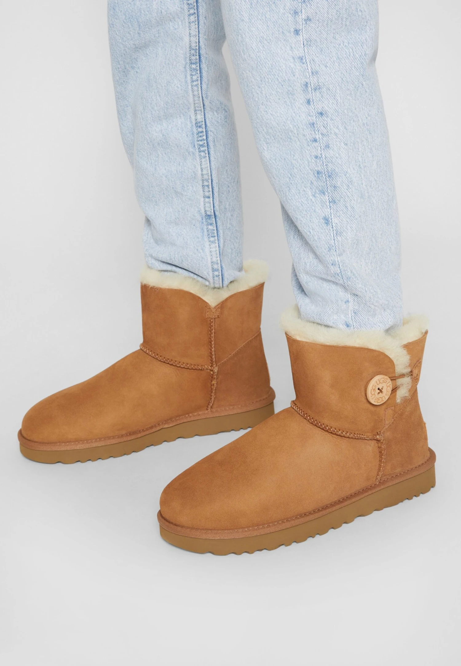 Ugg Mini Bailey Button - Korte Laarzen - Chestnut 3 Ugg Mini Bailey Button - Korte Laarzen - Chestnut