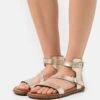 Ugg Solivan Strap - Sandalen - Pale Gold Metallic 1 Ugg Solivan Strap - Sandalen - Pale Gold Metallic -Ugg ca4b468627084b67ab825267491f6bad