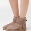 Ugg Classic Mini - Korte Laarzen - Caribou 2 Ugg Classic Mini - Korte Laarzen - Caribou -Ugg d487b1af3f7b4012945ca731af11492d