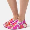 Ugg Sport Yeah Camopop - Sandalen - Dragon Fruit 1 Ugg Sport Yeah Camopop - Sandalen - Dragon Fruit -Ugg fa6a4e0170e1452594345303ba2484a8